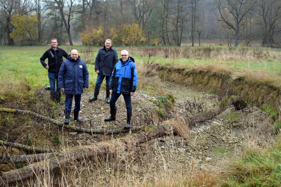 Zurzeit ist die Altenau an dieser Stelle trocken, nach ausreichenden Regenmengen wird sie sich durch ihr neues Bett schlängeln – vorne Landrat Christoph Rüther und Lutz Kunz (Bezirksregierung Detmold), hinten: Johannes Schäfers und Volker Karthaus vom WOL Foto: Kreis Paderborn, Presse- und Öffentlichkeitsarbeit, Meike Delang Zurzeit ist die Altenau an dieser Stelle trocken, nach ausreichenden Regenmengen wird sie sich durch ihr neues Bett schlängeln – vorne Landrat Christoph Rüther und Lutz Kunz (Bezirksregierung Detmold), hinten: Johannes Schäfers und Volker Karthaus vom WOL Foto: Kreis Paderborn, Presse- und Öffentlichkeitsarbeit, Meike Delang